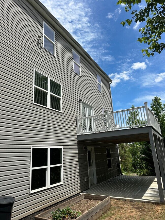 Building Photo - 4 Bedroom home in Gainesville!