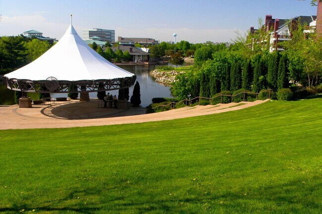 Building Photo - Edina Condo, Vaulted Ceilings, All New Carpet and Paint, In Unit Laundry, Garage Parking, One Mon...