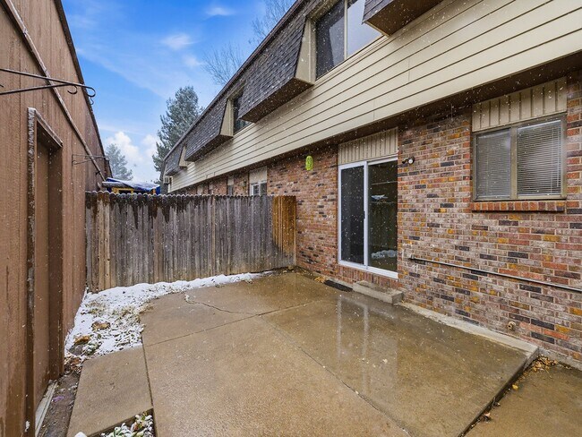 Building Photo - Spacious 2 Bed Condo W/ Bonus Basement Room, Fireplace & Garage Available NOW!