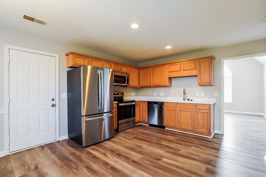 Building Photo - 705 Tot Dr