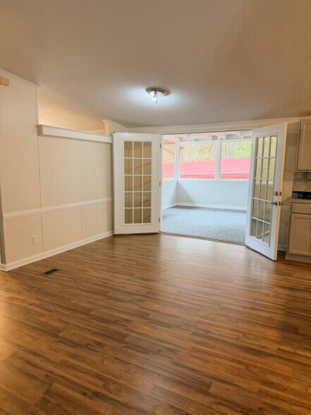 Building Photo - 411 Brogden St