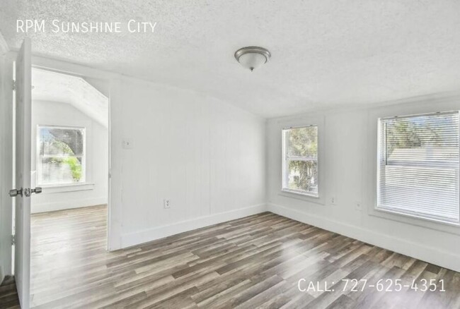 Building Photo - 3819 Queensboro Ave S