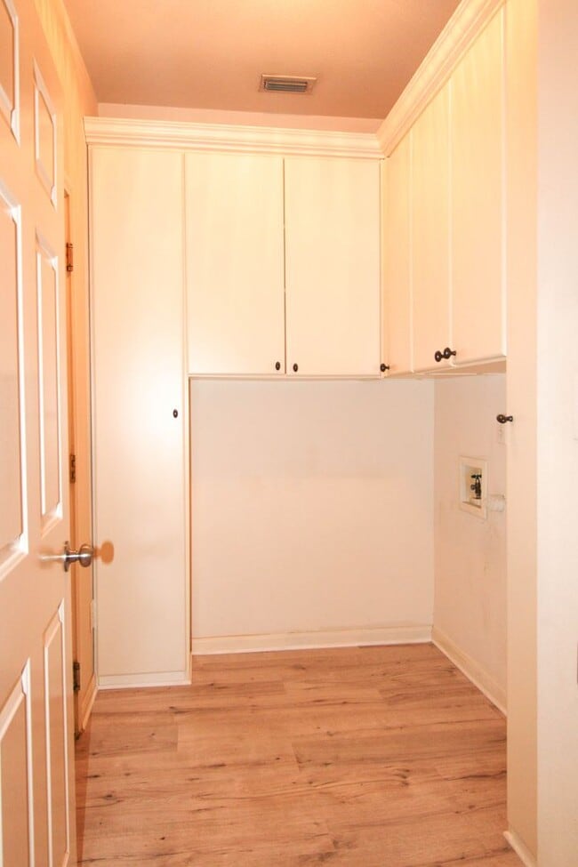 Building Photo - 34 Silverhorn Dr