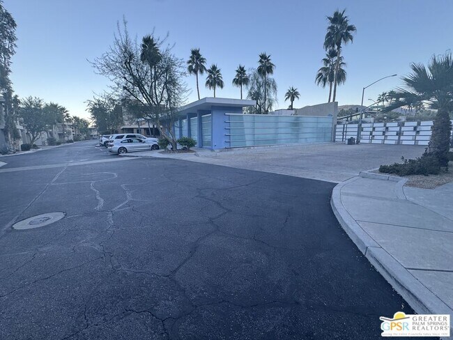 Building Photo - 810 E Palm Canyon Dr