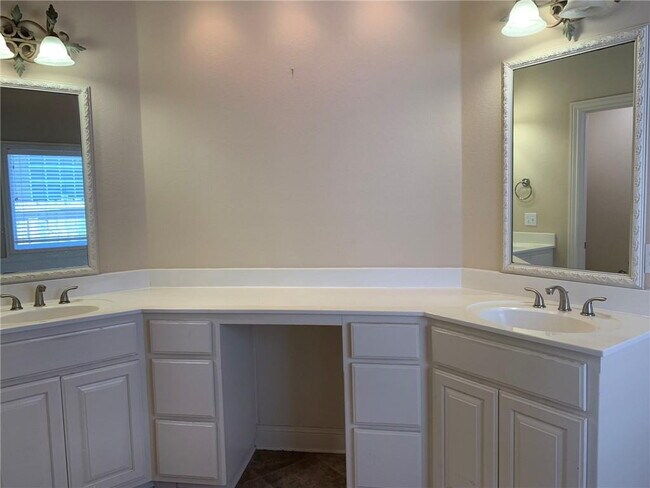 Building Photo - 5604 S 43rd St