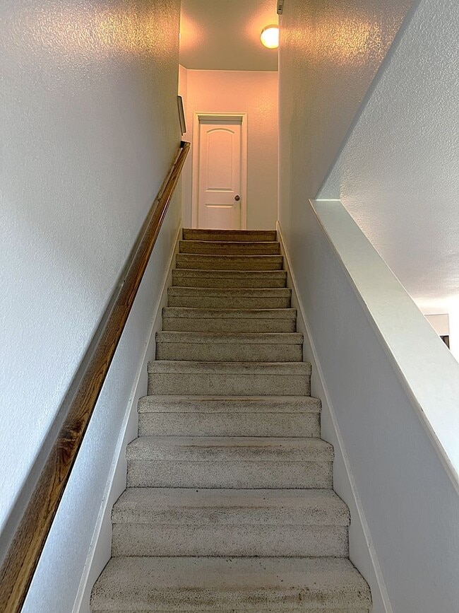 Building Photo - Spacious Four Bedroom Home Conveniently Located in Carpenters Landing