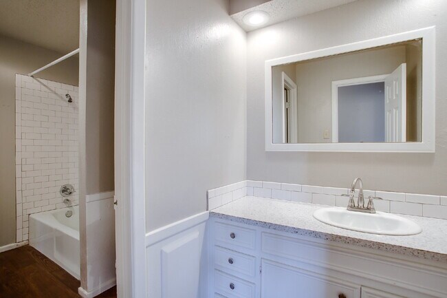 Building Photo - Updated 2 bedroom in Miller School District!