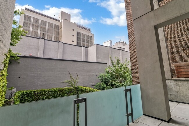 Building Photo - Impeccable Minimalist Design 4 bedroom 3 b...
