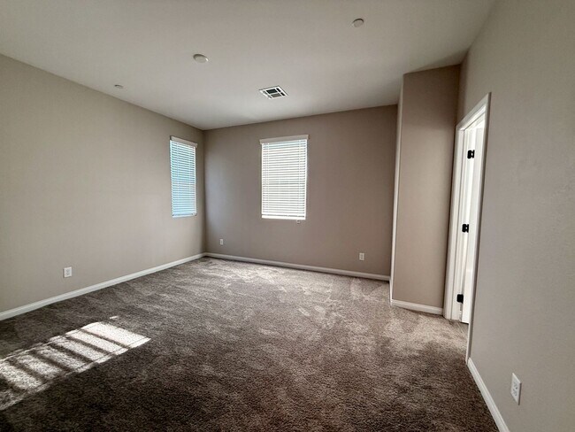 Building Photo - 3 BED 2.5 BATH 2 CAR GARAGE MODERN TOWNHOM...