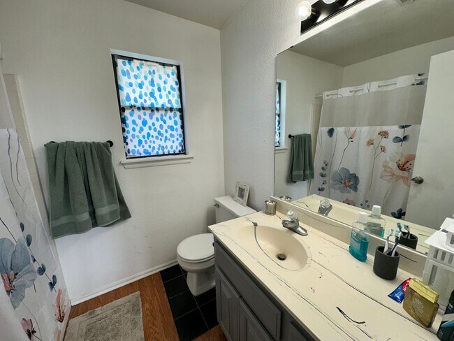 Building Photo - Charming 3 Bed, 2 Bath 2-Story Home in Moore!