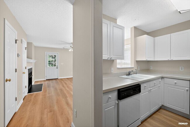 Building Photo - Charming 2BR Townhome in Raleigh Golf Community