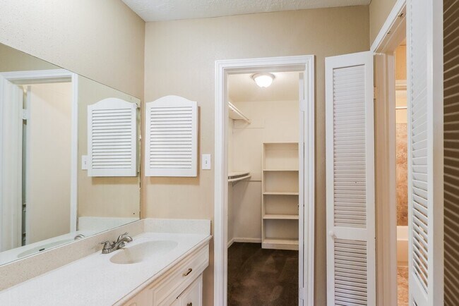 Building Photo - 6615 Seegers Trail Dr