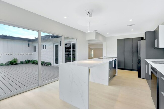 Building Photo - 1720 SW 23rd Ave
