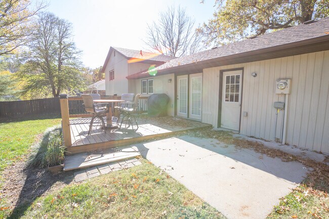 Building Photo - 710 Earl Lee Dr