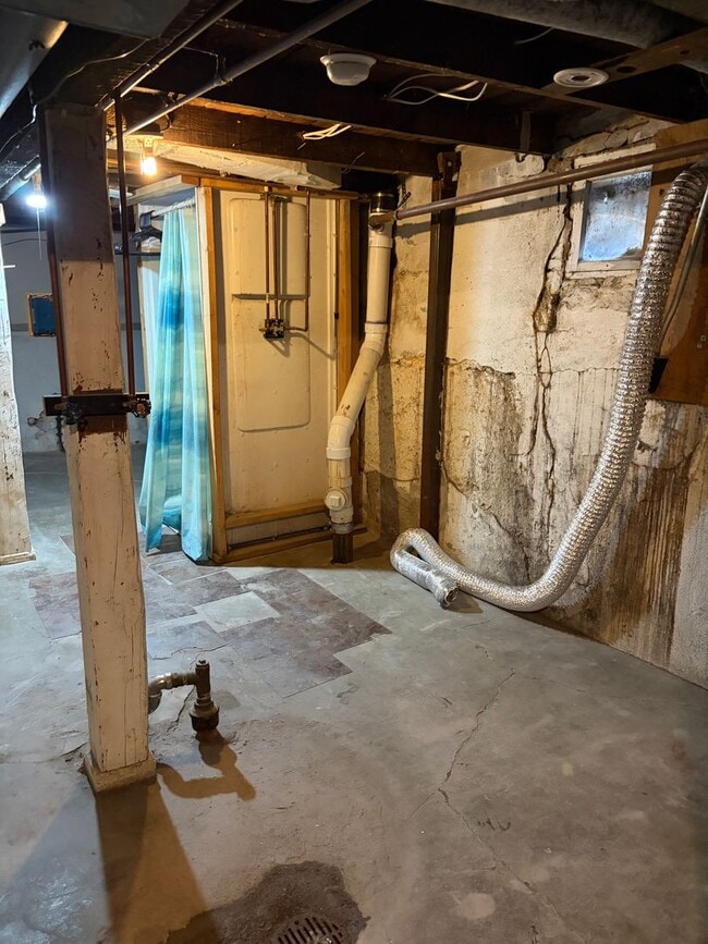 Building Photo - ***RENT SPECIAL*** $300 off rent for the first 2 months*** Charming 2-Bedroom, 1.5-Bath with Gara...