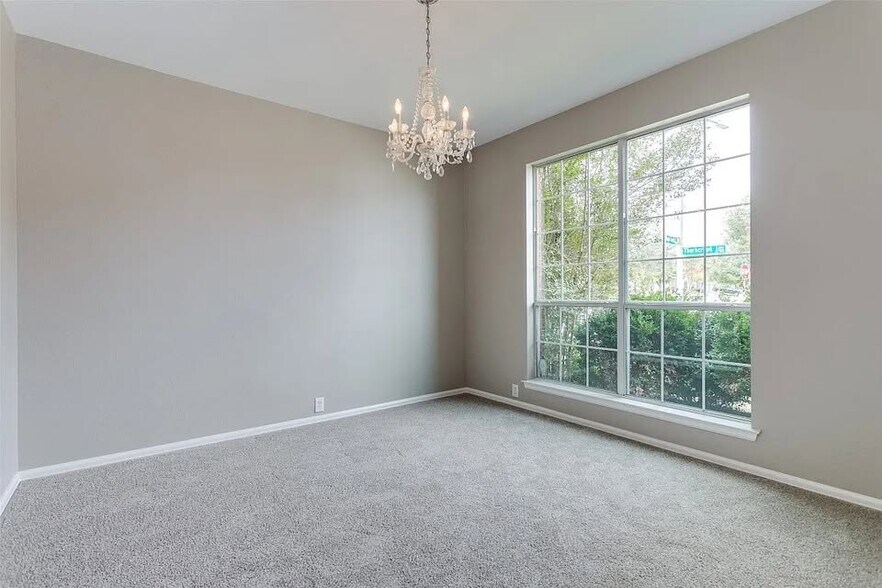 Building Photo - 2700 Thorncreek Ln