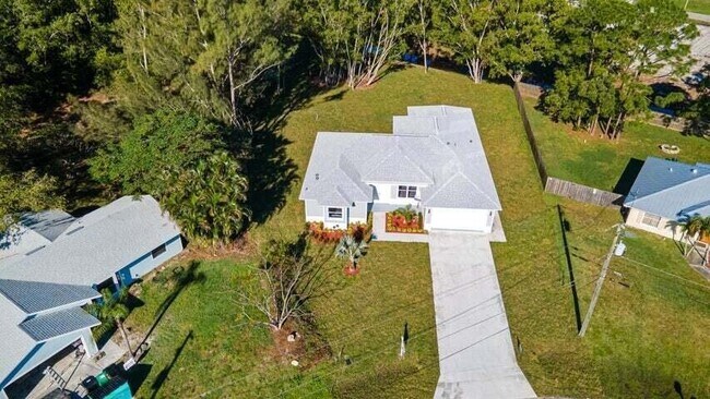 Building Photo - 419 SW Namoit Pl