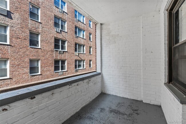 Building Photo - 140 E Hartsdale Ave