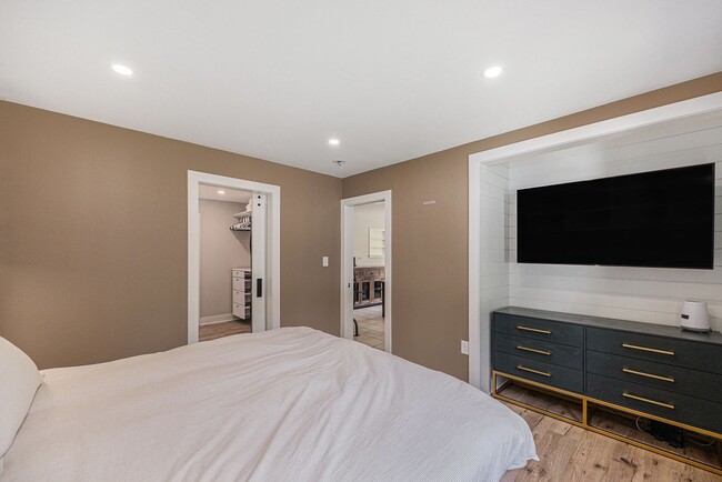 Building Photo - FURNISHED, Spacious 3 bedroom home in the heart of University!