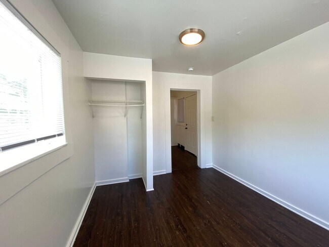 Building Photo - One Bed, One Bath Apartment Located Downtown