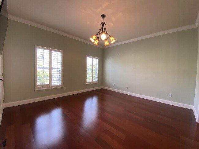 Building Photo - 4570 Virginia Dr