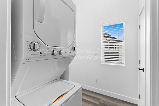 Building Photo - 832 Desty St