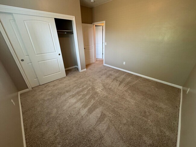 Building Photo - Highly Desirable Lakota Ridge!