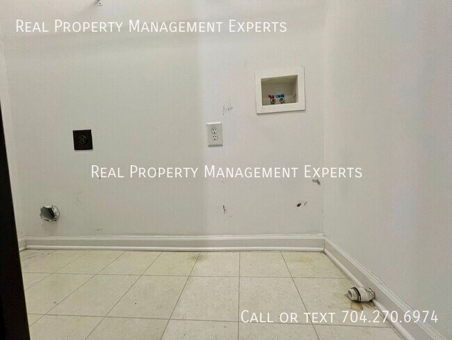 Building Photo - 6522 Point Comfort Ln