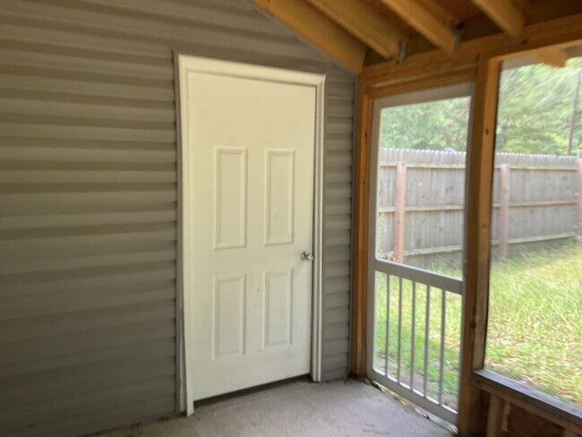 Building Photo - 216 Burlie Ct