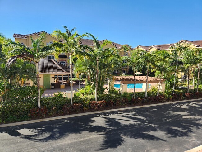 Community Pool and Clubhouse - 1861 Coral Heights Blvd