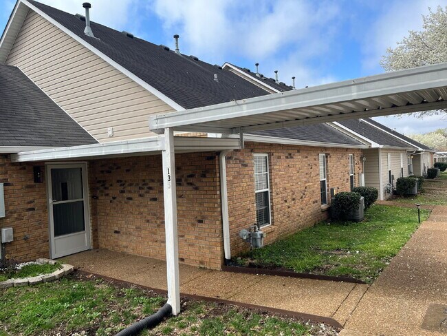 Building Photo - 135 Lake Chateau Dr