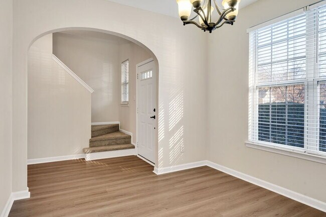 Building Photo - 2204 Valley Haven Dr