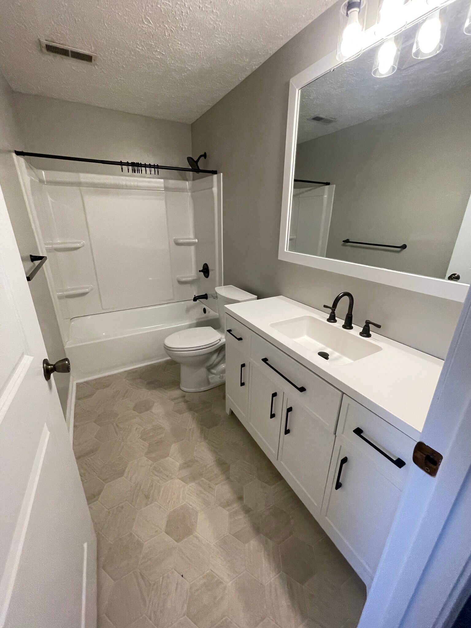 Building Photo - 433 Country Club Dr