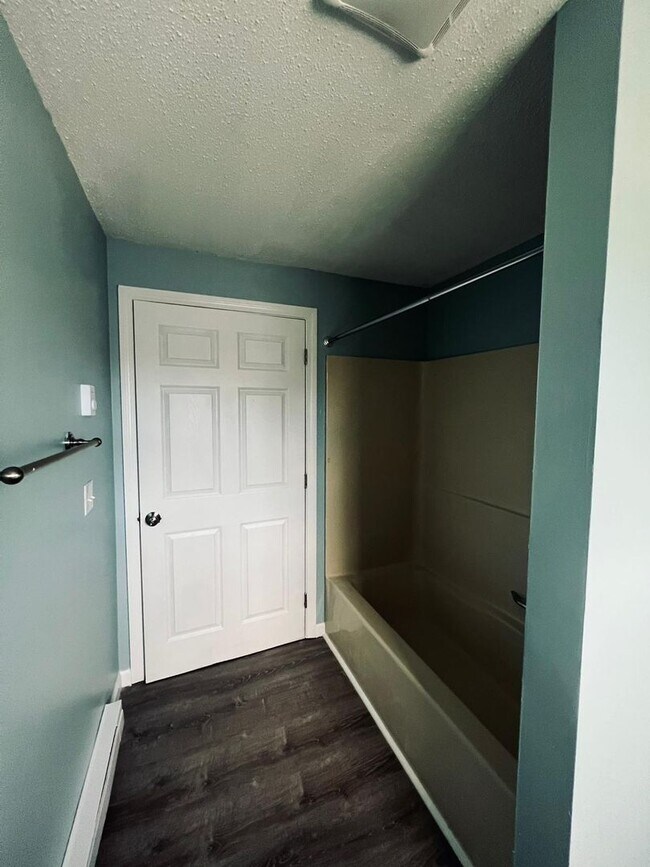 Building Photo - 1036 Chicopee St