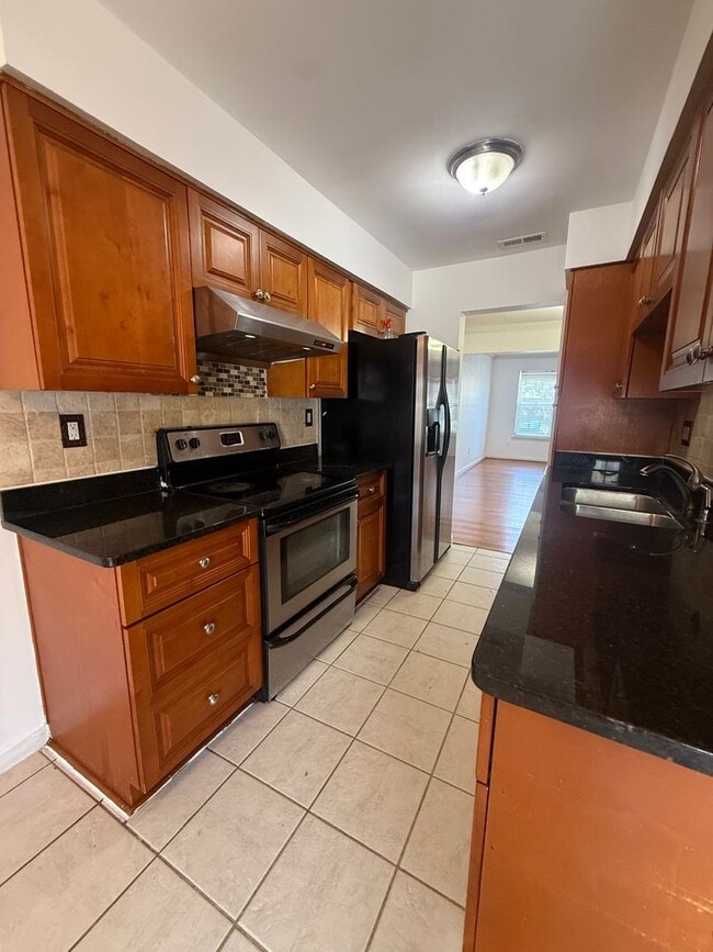 Building Photo - Beautiful 3-Bedroom, 2.5-Bathroom Townhous...
