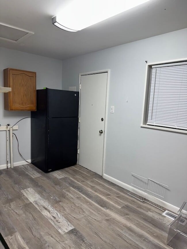 Building Photo - ALL PROSPECTIVE TENANTS MUST SUBMIT A ON L...