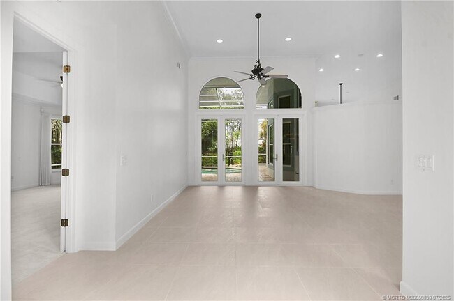 Building Photo - 158 S River Rd