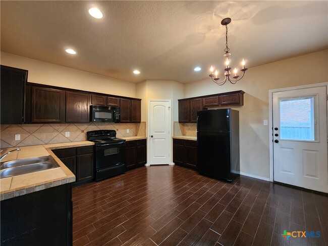 Building Photo - 1028 Brown Rock Dr