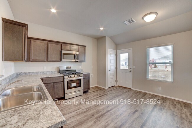 Building Photo - Beautiful 3 Bedroom, 2 Bath Recently Built Home in BA