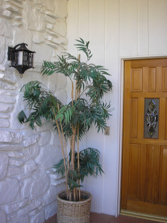 Front Door entrance - 835 N Rose Ave