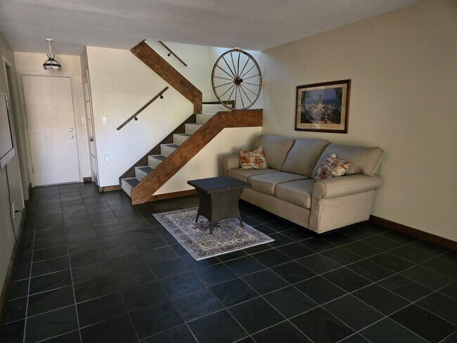Building Photo - Beautiful two story, 3 bed, 1 full bath, 2...