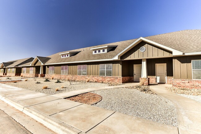 Building Photo - Beautiful Town Home