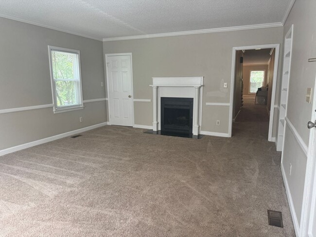 Building Photo - 744 Crescent Dr
