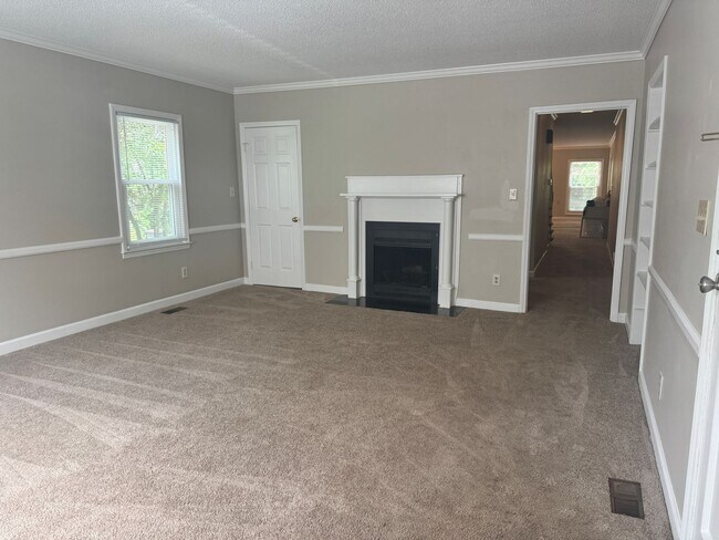 Building Photo - Spacious 3 bedroom apartment with Den and Huge Primary Suite