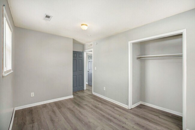 Building Photo - Beautiful 2BR/1BA Duplex in Independence!