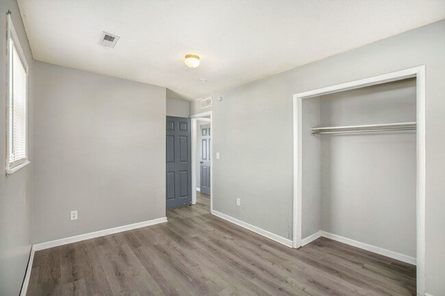 Building Photo - *MOVE IN SPECIAL* $250 Off First Full Month's Rent OR Free 55in TV! Beautiful 2BR/1BA Duplex in I...