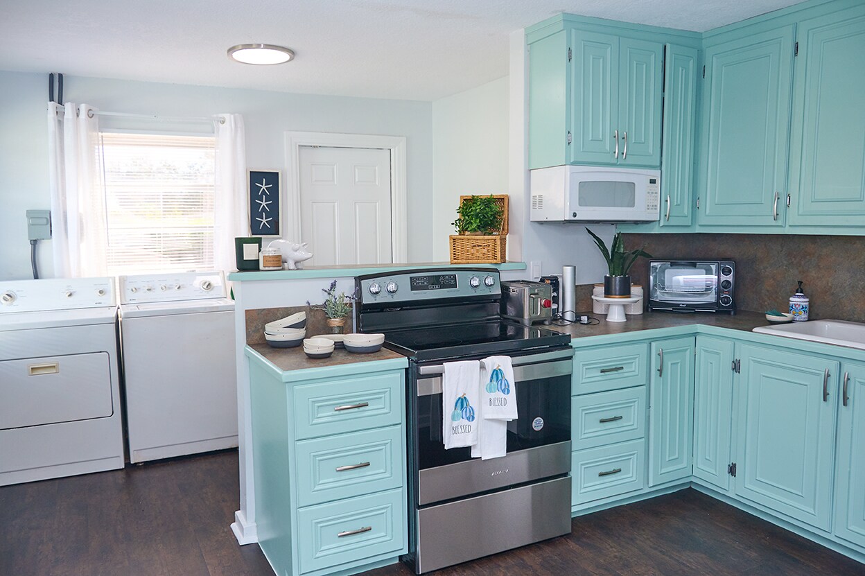 Bright, beachy kitchen w/full size washer/dryer - 126 S E St