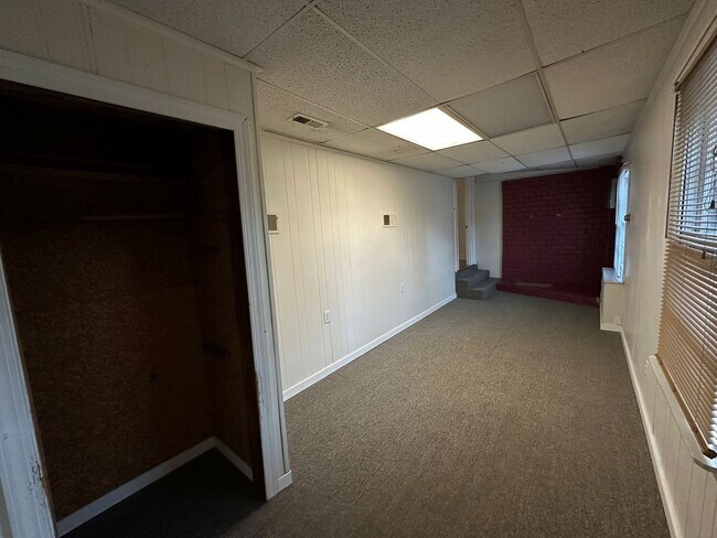 Building Photo - Rancher with Large Back Yard!