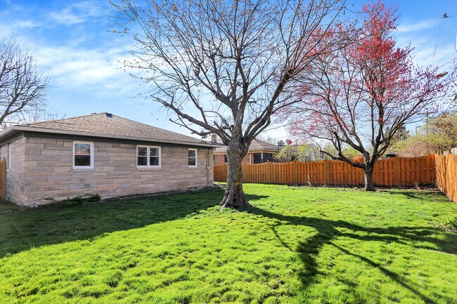 Building Photo - 1240 N Irvington Ave