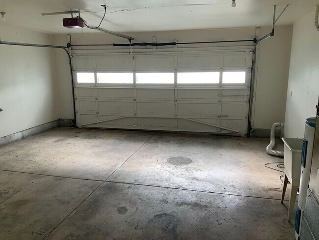 Building Photo - 2 Bedroom Duplex in Springfield